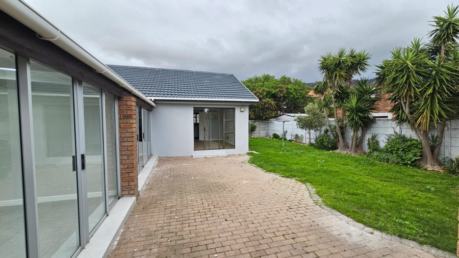 3 Bedroom Property for Sale in Dobson Western Cape